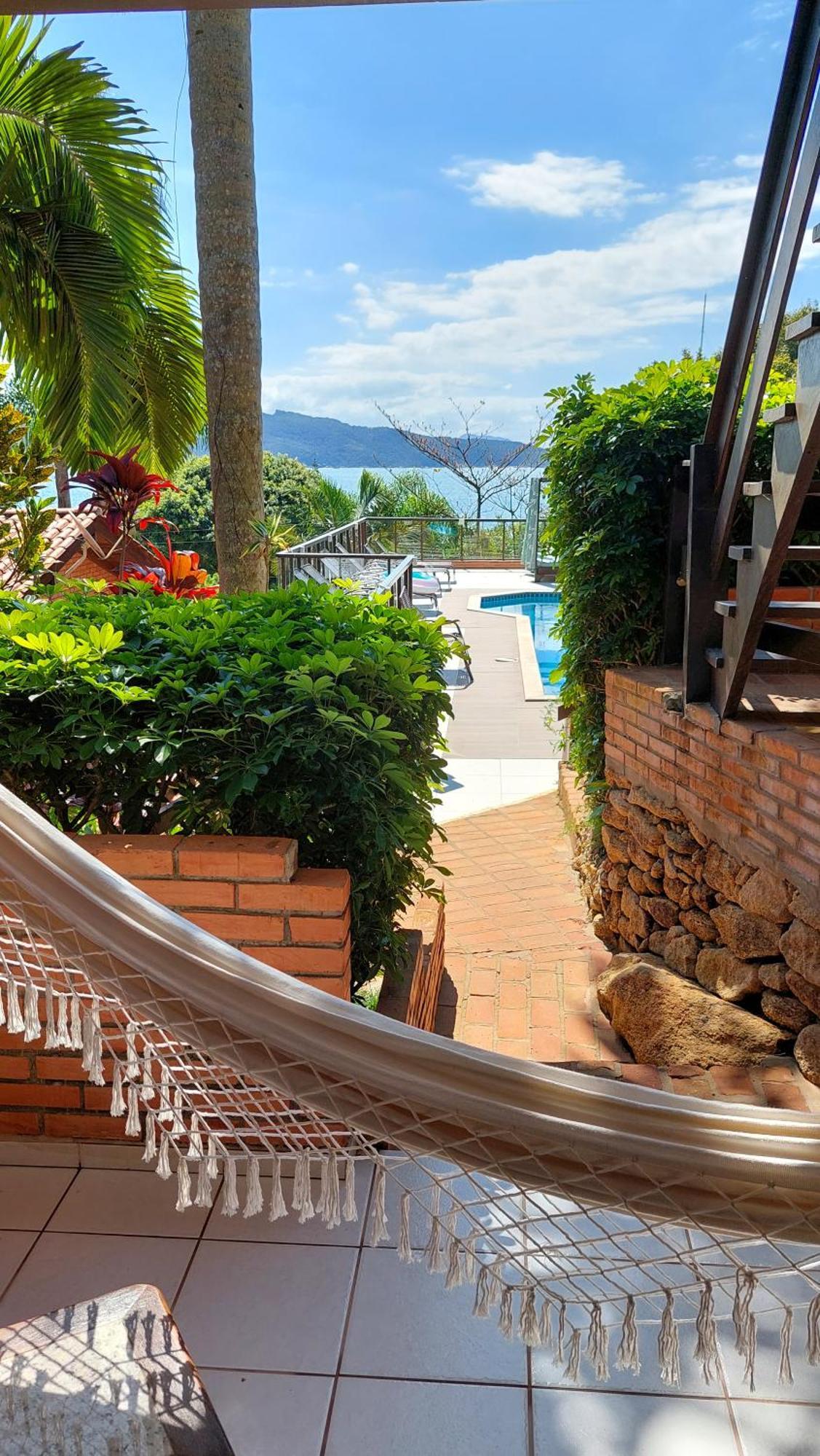 Suíte com Vista para a Piscina